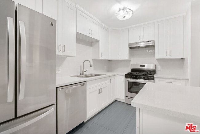 Building Photo - 2488 Beachwood Dr