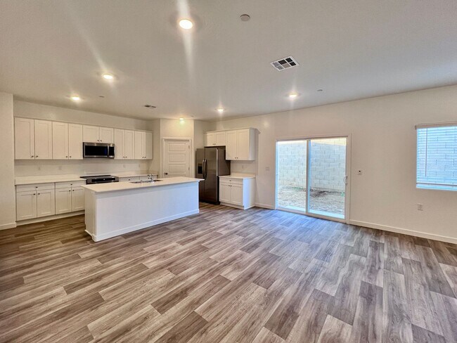 Building Photo - $3,095 Ashlan & Highland, 5 Bedroom House - Buckingham Ave, Clovis - Solar Panels