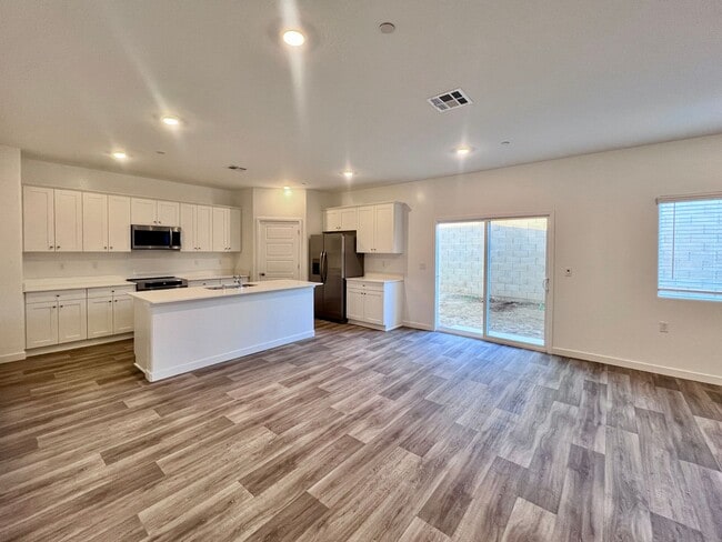 Building Photo - $3195.00 Ashlan & Highland, 5 Bedroom House - Buckingham Ave, Clovis - Solar Panels