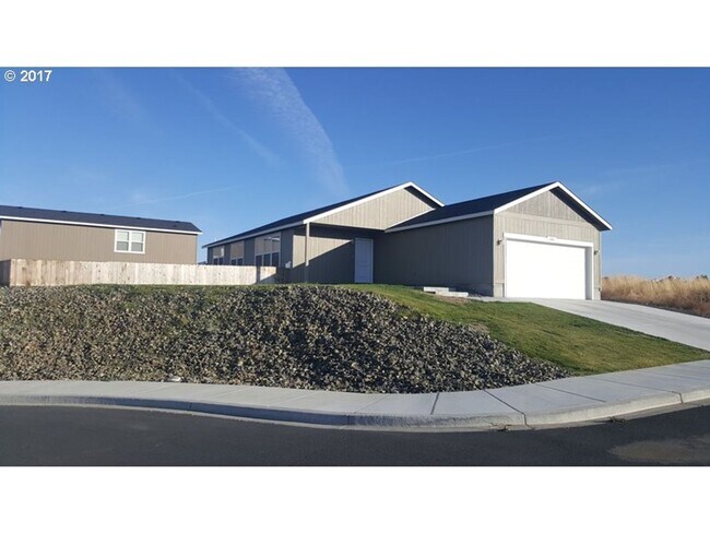 Building Photo - River View