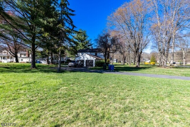 Building Photo - 27 Meadowview Rd