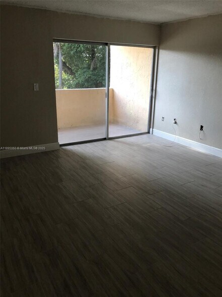 Building Photo - 9353 Fontainebleau Blvd