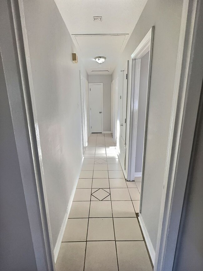 Building Photo - 3 Bedroom 1.5 Bathroom home in Ocean Springs School District