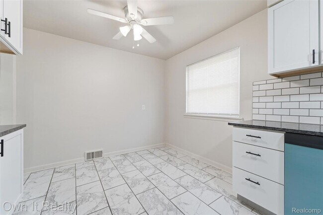 Building Photo - 24985 Mabray Ave