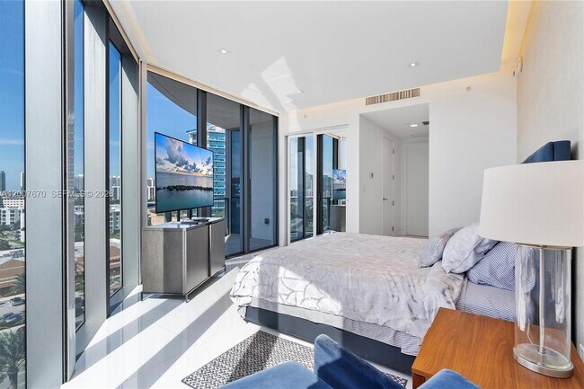 Building Photo - 17475 Collins Ave