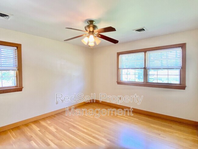 Building Photo - 487 Harwin Dr