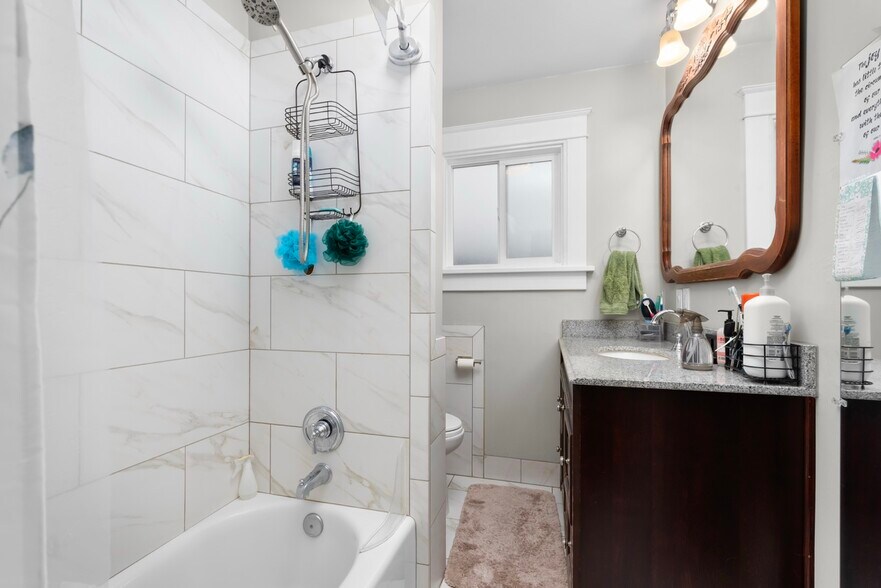 Bathroom - 432 S 100 E