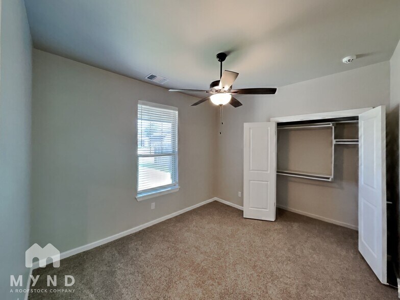 Building Photo - 640 E Barajas Terrace