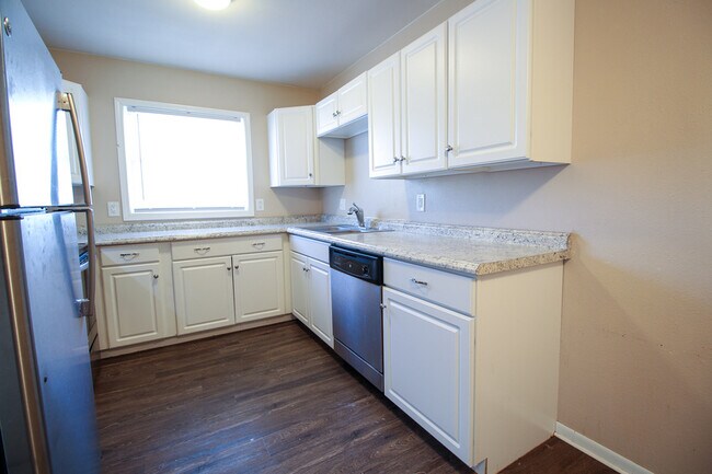 Building Photo - 2006 10th St