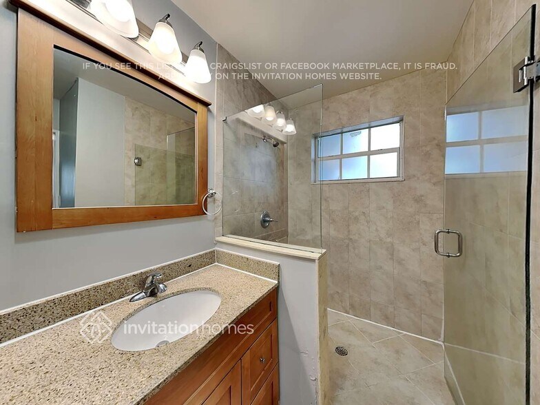 Building Photo - 2712 Alcazar Dr