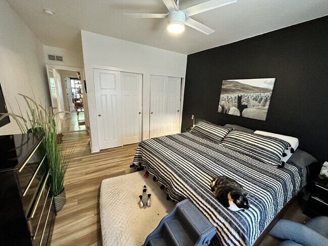 Building Photo - "Charming 2-Bed, 2-Bath Home with Gleaming Hardwood Floors in Vibrant Denver!"
