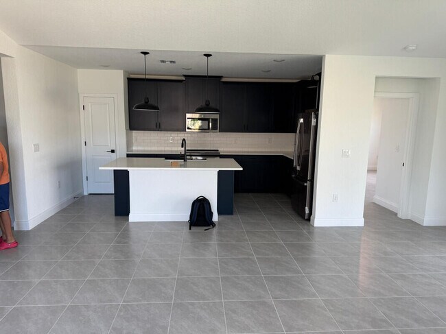 Building Photo - 1073 SW Benchor Ave