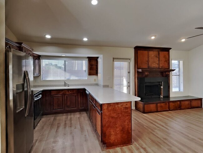 Building Photo - 421 E Encinas Ave