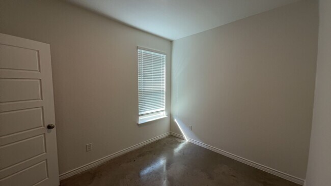 Building Photo - 616 Pacific Crest Trl