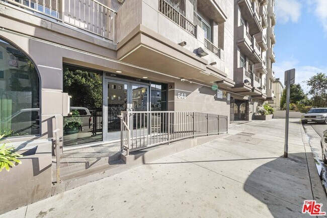 Building Photo - 848 Irolo St