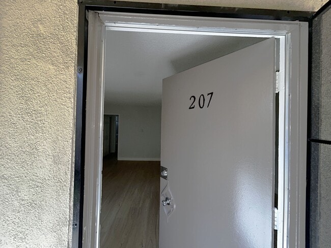 Interior Photo - 3139 - 957 Menlo Ave.