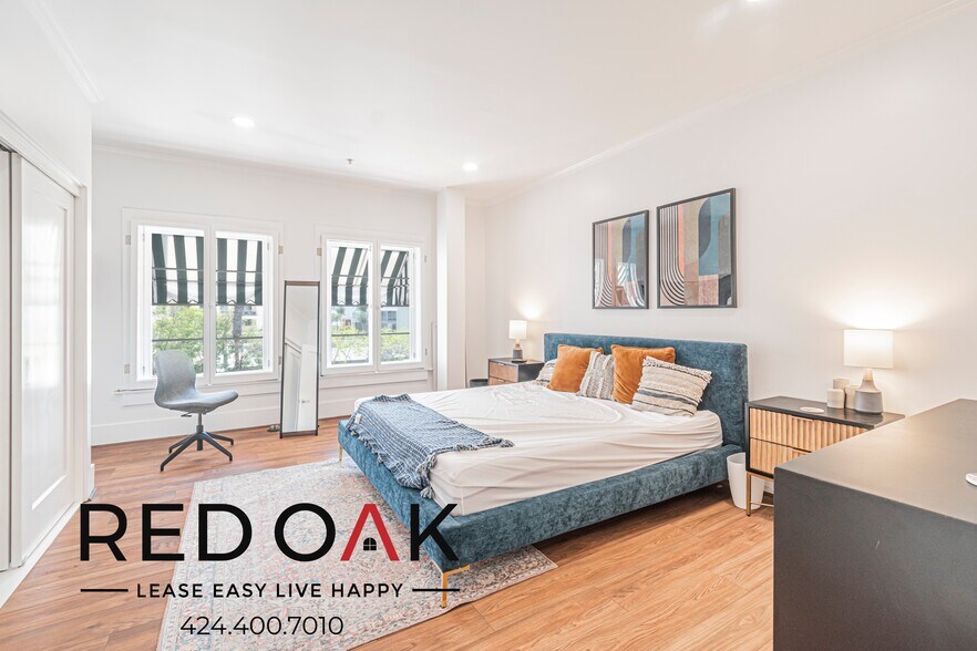 Building Photo - 6533 Hollywood Blvd