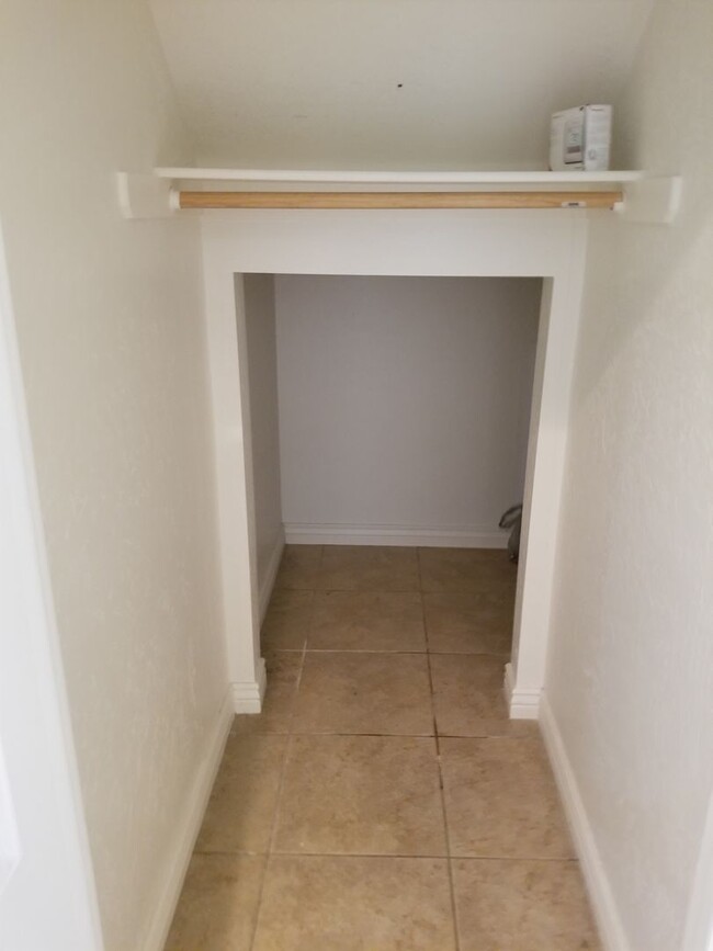 Building Photo - Westside 4 Bed, 2.75 Bath Townhouse w/Gara...
