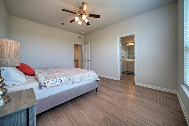 Building Photo - 913 Fortrose Ter