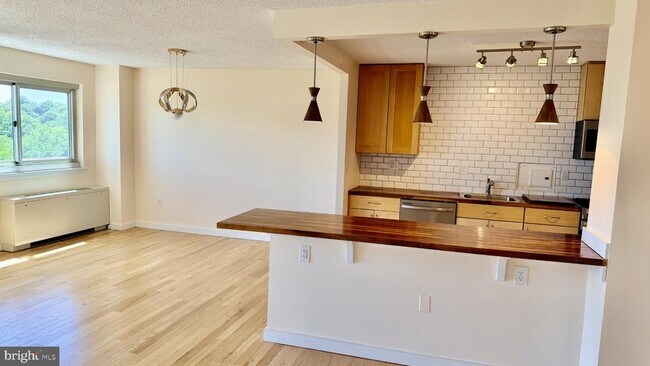 Building Photo - 1225 Martha Custis Dr