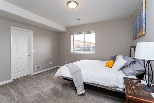 Building Photo - Spacious 4-Bedroom Home in Prestigious For...