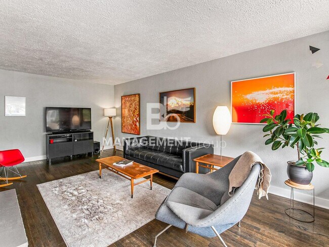 Building Photo - Light & Bright Modern Daylight Ranch Loaded with Updates! Walking Distance to Kennedy School!!!!