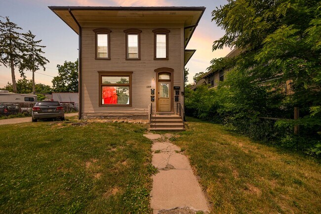 Building Photo - Attractive Remodeled Efficiency 2nd floor ...