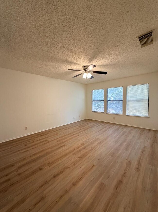 Building Photo - 9202 Roquefort