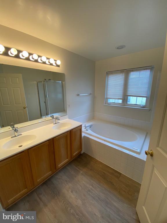 Building Photo - 2560 Belcroft Pl