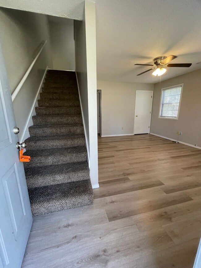 Building Photo - 531-B N Oak Grove Ave