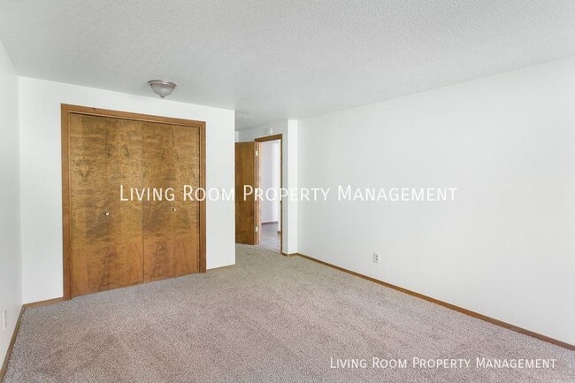 Building Photo - Mid-Centruy Single Level Townhouse - New U...