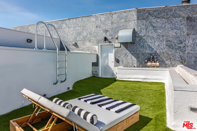 Building Photo - 455 N Palm Dr