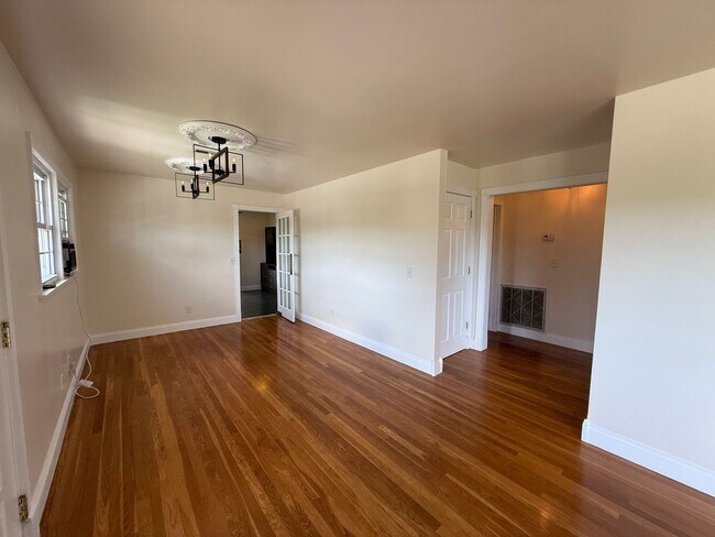 Building Photo - 401 Orchard Dr