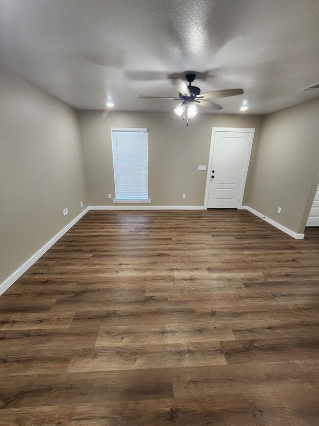 Building Photo - 3 bed 2 bath home, 1 car garage