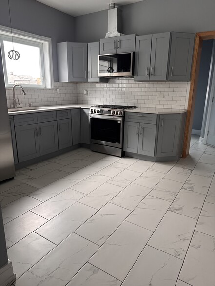 Kitchen - 5124 W Henderson St
