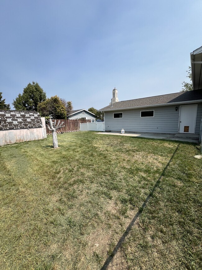 Building Photo - 4090 Bobcat Dr