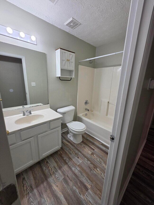 Building Photo - 2592 Woodhill Dr