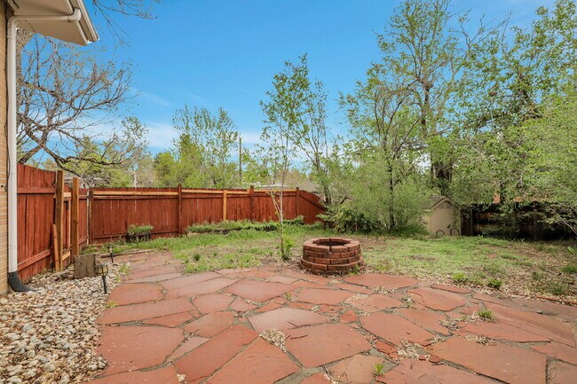 Building Photo - $1,795.95 - 2 Bed, 1 Bath Duplex Unit in Littleton with Fenced in yard, and In Unit Laundry!