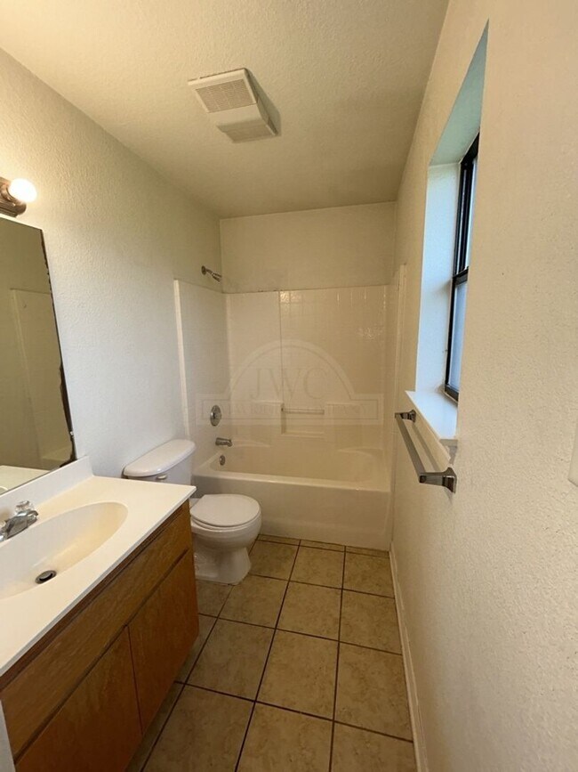 Building Photo - 105 Castellon Ct