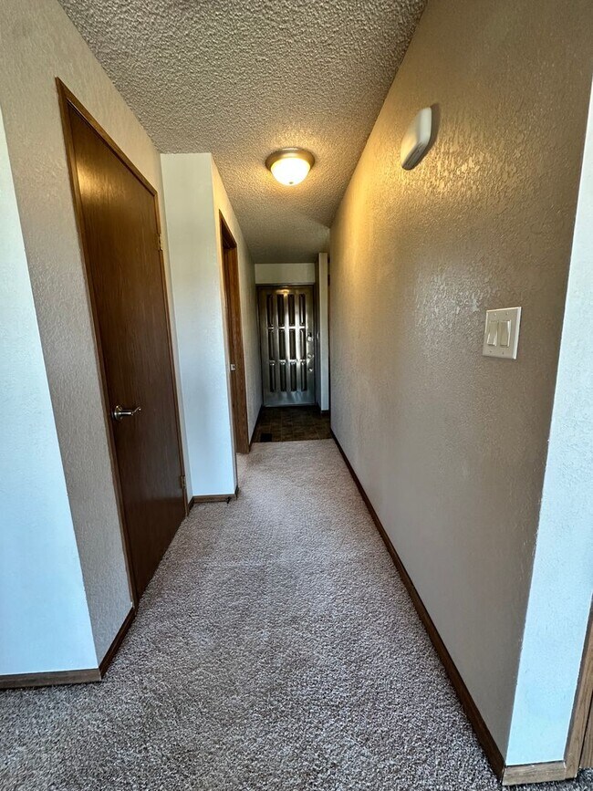Building Photo - 1826 Rocklund Dr