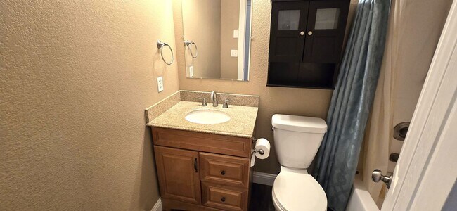 Building Photo - 2 Bedroom, 1.5 Bathroom, 1 Car Garage For ...
