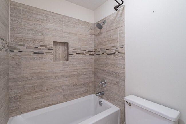 Building Photo - Welcome to this charming 2 bedroom, 2 bath...