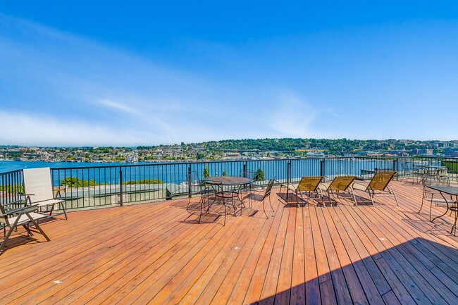 Rooftop Deck - 655 Crockett St