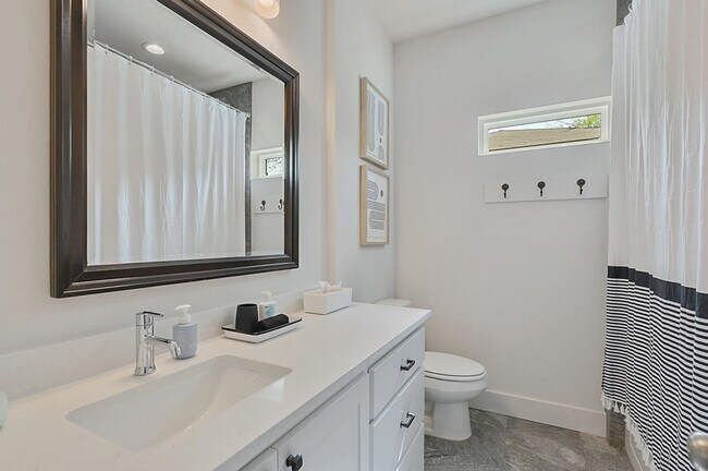 Building Photo - 401 W Brookside Dr