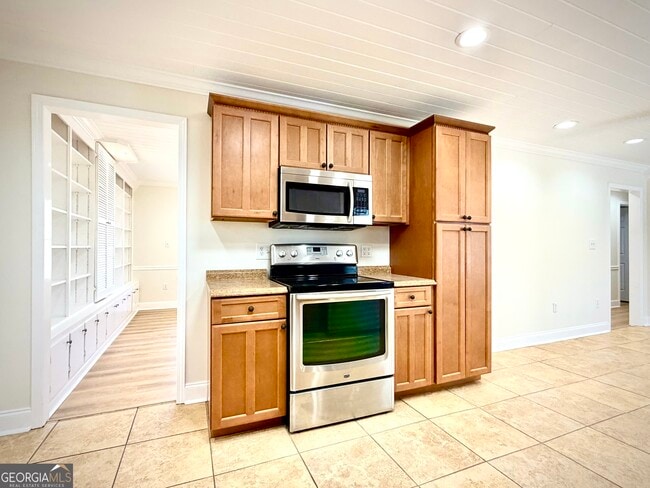 Building Photo - 305 Hillside Dr