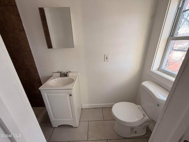 Building Photo - 8 Gardiner St