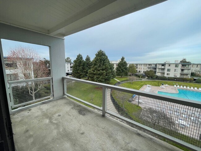 Building Photo - 1 BEDROOM / 1 BATH CONDO AVAILABLE AT WATERGATE COMPLEX IN EMERYVILLE!!!