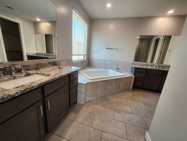 Building Photo - Single Family Home-  5 bedrooms 3 Baths