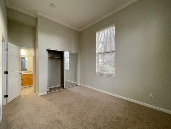 Building Photo - Must See Downtown San Jose End-Unit 2 Bedr...