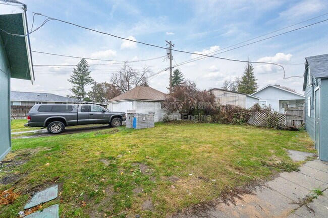 Building Photo - 627 E Wellesley Ave